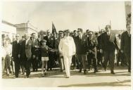 Fotografia de Américo Tomás, acompanhado por Alfredo Rodrigues dos Santos Júnior em São Brás de Alportel, por ocasião da visita oficial efetuada ao Algarve