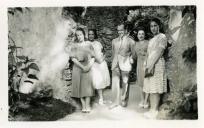 Fotografia de Gertrudes Tomás, mulher de Américo Tomás, na companhia das filhas Maria Madalena e Maria Natália e de familiares