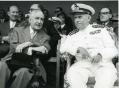 Fotografia de Américo Tomás assistindo a um desfile de legionários na Avenida da Liberdade.