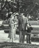 Fotografia de Ramalho Eanes com a mulher e filhos