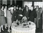 Fotografia de Américo Tomás, acompanhado por Gertrudes Rodrigues Tomás e por Maria Natália Rodrigues Tomás , no restaurante Espelho de Água, visitando uma exposição sobre mesas de refeições