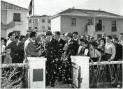 Fotografia de Américo Tomás em visita aos Bairros das Casas Económicas de Benfica e Queluz.