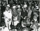 Fotografia de Américo Tomás, acompanhado por Gertrudes Rodrigues Tomás, Alfredo Rodrigues dos Santos e por Francisco Maria da Silva, assistindo à cerimónia de bênção por ocasião da visita efetuada ao Museu de Etnologia do Porto