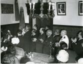 Fotografia de Américo Tomás, acompanhado por Gertrudes Rodrigues Tomás, José João Gonçalves de Proença e por Alfredo Rodrigues dos Santos Júnior, descerrando uma lápide por ocasião da visita oficial efetuada ao distrito da Guarda, entre o dia 30 de maio e o dia 2 de junho de 1964