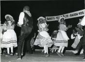 Fotografia de uma atuação no festival de folclore no Estádio Municipal de Porto Amélia, durante a visita de estado de Américo Tomás a Moçambique