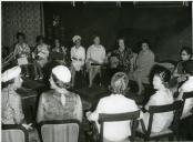 Fotografia de Gertrudes Rodrigues Tomás no Palácio Nacional de Belém, presidindo à sessão de cumprimentos das embaixatrizes estrangeiras em Portugal