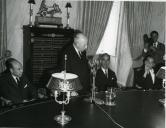 Fotografia de Américo Tomás, acompanhado por Ulisses Cortês e po Eduardo de Arantes e Oliveira, no Largo do Calhariz, inaugurando as novas instalações da Caixa Geral de Depósitos