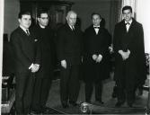 Fotografia de Américo Tomás recebendo em audiência o Padre José Feliciano e representantes do Orfeão Universitário do Porto  no Palácio de Belém