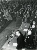 Fotografia de Américo Tomás durante a inauguração do I Congresso das Comunidades Portuguesas, na Sociedade de Geografia de Lisboa