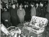 Fotografia de Américo Tomás, acompanhado por Gertrudes Rodrigues Tomás, na Feira Internacional de Lisboa, presidindo à inauguração do 7.º Salão de Artes Domésticas