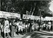 Fotografia da população saudando Américo Tomás no distrito de Gaza, por ocasião da visita de estado efetuada a Moçambique