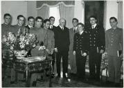 Fotografia de Américo Tomás com professores e cadetes de Escolas Militares