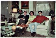 Fotografia de Ramalho Eanes e Manuela Ramalho Eanes com o filho Miguel