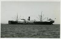 Fotografia do vapor “Huambo”, construído nos estaleiros alemães de Flensburg sob o nome de “Wameru”, entrando no rio Tejo