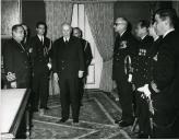 Fotografia de Américo Tomás no Palácio de Belém, recebendo em audiência a comissão de oficiais do navio-escola brasileiro Custódio de Melo