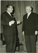 Fotografia de Américo Tomás com o Ministro do Interior da Argentina no Palácio de Belém