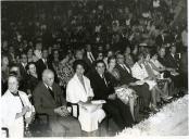 Fotografia de Américo Tomás, acompanhado por Gertrudes Rodrigues Tomás e por Maria Natália Rodrigues Tomás, assistindo ao Festival Internacional de Folclore do Estoril