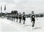 Fotografia de exercícios desportivos durante o encerramento do ano letivo na Academia Militar.