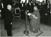 Fotografia de Américo Tomás, acompanhado por Oliveira Salazar e por Giovanni Panico, no Palácio da Ajuda, após a cerimónia de imposição do barrete cardinalício