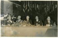 Fotografia de Américo Tomás acompanhado por António Augusto Peixoto Correia e por César Moreira Batista no restaurante Folclore, por ocasião de um almoço oferecido por José Manuel Martins