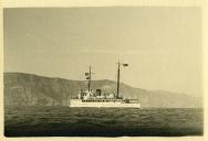 Fotografia do navio hidrográfico “D. João de Castro”, incorporado ao efetivo dos navios da Armada Portuguesa em 1941, a caminho dos Açores na sua primeira missão hidrográfica