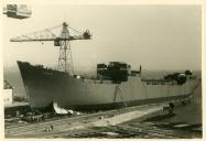 Fotografia dos trabalhos efetuados para conseguir rebocar completamente para a água o navio-tanque “Sameiro”, construído nos Estaleiros Navais do Alfeite