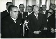 Fotografia de Américo Tomás na cerimónia da inauguração duma instalação da Marinha Portuguesa