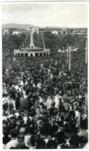 Fotografia dum grupo de peregrinos no Santuário de Fátima por ocasião da cerimónia da coroação solene da imagem de Nossa Senhora de Fátima