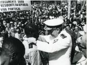 Fotografia de Américo Tomás condecorando um soldado, por ocasião da visita de estado efetuada a Moçambique