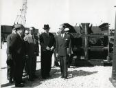 Fotografia de Américo Tomás, acompanhado por Eduardo de Arantes e Oliveira, visitando as obras da Ponte Salazar, atualmente denominada Ponte 25 de Abril