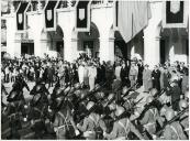 Fotografia de Américo Tomás em frete à Câmara Municipal de Setúbal, por ocasião das comemorações do II Centenário do nascimento do poeta Bocage