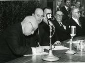 Fotografia de Américo Tomás, acompanhado por José João Gonçalves de Proença, em Lisboa assinando o acordo entre a Federação das Caixas de Previdência e o Instituto de Assistência Nacional aos Tuberculosos