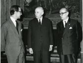 Fotografia de Américo Tomás no Palácio de Belém, recebendo em audiência o ministro do comércio de Espanha