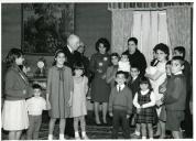 Fotografia de Américo Tomás no Palácio de Belém, recebendo em audiência familiares do poeta brasileiro Carlos Drummond de Andrade