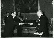 Fotografia de Américo Tomás no Palácio Nacional de Belém, presidindo à cerimónia de entrega de credenciais pelo embaixador da Colômbia em Portugal