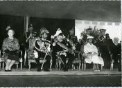 Fotografia de Américo Tomás, Gertrudes da Costa Ribeiro Tomás, Albino dos Reis, Hailé Salassié I e Aida Desta, por ocasião da sua visita de Estado a Portugal, no Cais das Colunas, em Lisboa.