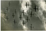 Fotografia de 15 aviões «Sabre», nas comemorações do 28 de Maio de 1926 na Avenida da Liberdade.