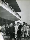 Fotografia de Américo Tomás, acompanhado por António Augusto Peixoto Correia e por Silvino Silvério Marques, dirigindo-se à gare marítima em Luanda, por ocasião de uma visita de estado efetuada a Angola