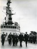 Fotografia de Américo Tomás por ocasião da visita efetuada a bordo do Jeanne d'Arc (R97), um cruzador porta-helicópteros da Marinha da França