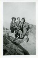 Fotografia de familiares e amigos de Américo Tomás durante um passeio à Cruz Alta na Serra de Sintra