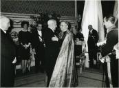 Fotografia de Américo Tomás, acompanhado por Oliveira Salazar e por Giovanni Panico, no Palácio da Ajuda, após a cerimónia de imposição do barrete cardinalício