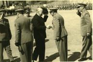 Fotografia de Américo Tomás cumprimentando as altas entidades civis e militares presentes no Mosteiro de Santa Maria da Vitória (Mosteiro da Batalha) para assistir à deposição da imagem do Cristo das Trincheiras, por ocasião da comemoração do 40º Aniversário da Batalha de la Lys.