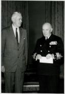 Fotografia de Américo Tomás no Palácio de Belém, recebendo em audiência o embaixador dos Estados Unidos da América, George W. Anderson, Jr.