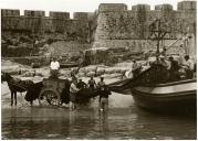 Fotografia de um grupo de pescadores de Peniche preparando-se para mais um dia de pesca