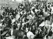 Fotografia da população saudando o Presidente da República Américo Tomás, por ocasião da visita de estado efetuada a Moçambique