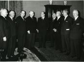 Fotografia de Américo Tomás, acompanhado por José João Gonçalves de Proença, no Palácio de Belém, recebendo cumprimentos da Junta Central da Casa dos Pescadores