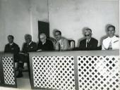 Fotografia de Américo Tomás, acompanhado por Alfredo Rodrigues dos Santos Júnior e por Correia de Oliveira, assistindo a um Concurso Hípico Internacional