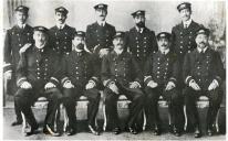 Fotografia de Mendes Cabeçadas com oficiais da Marinha.