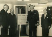 Fotografia de Américo Tomás visitando o navio atómico NS Savannah