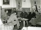 Fotografia de Américo Tomás e Kaúlza de Arriaga durante um encontro com militares da Força Aérea. 
